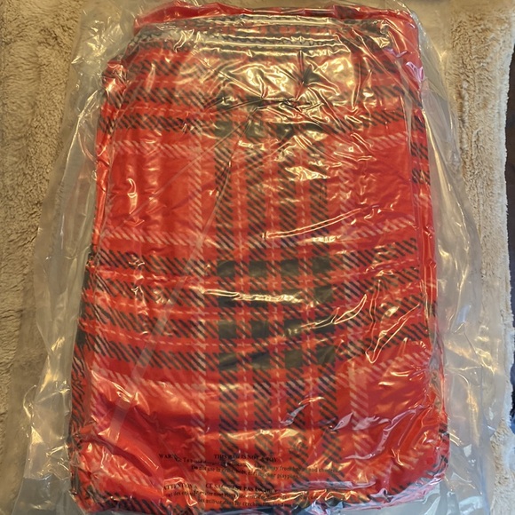 NWT Victoria's Secret Red Plaid Fleece Blanket - Picture 4 of 5